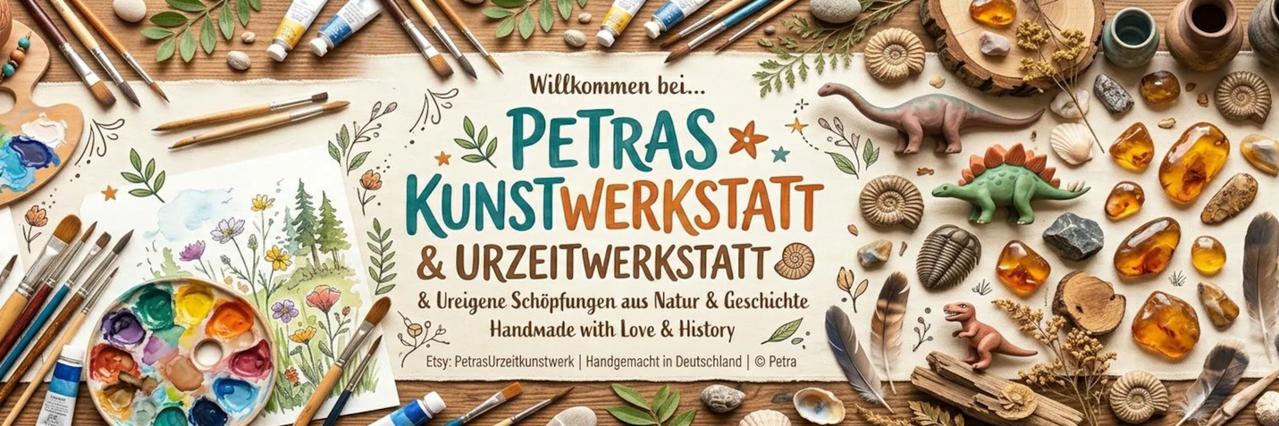Logo von Petras Kunstwerkstatt & Urzeitwerkstatt mit handgezeichneter Schrift sowie Natur- und Fossilienmotiven auf hellem Hintergrund.